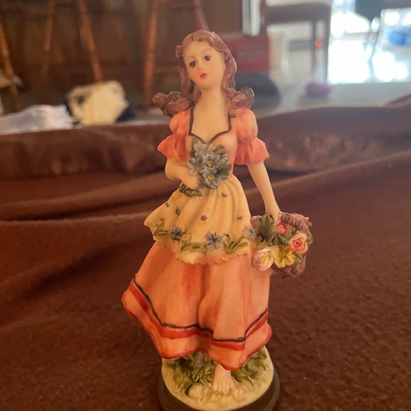 Beautiful girl figurine - Picture 1 of 5